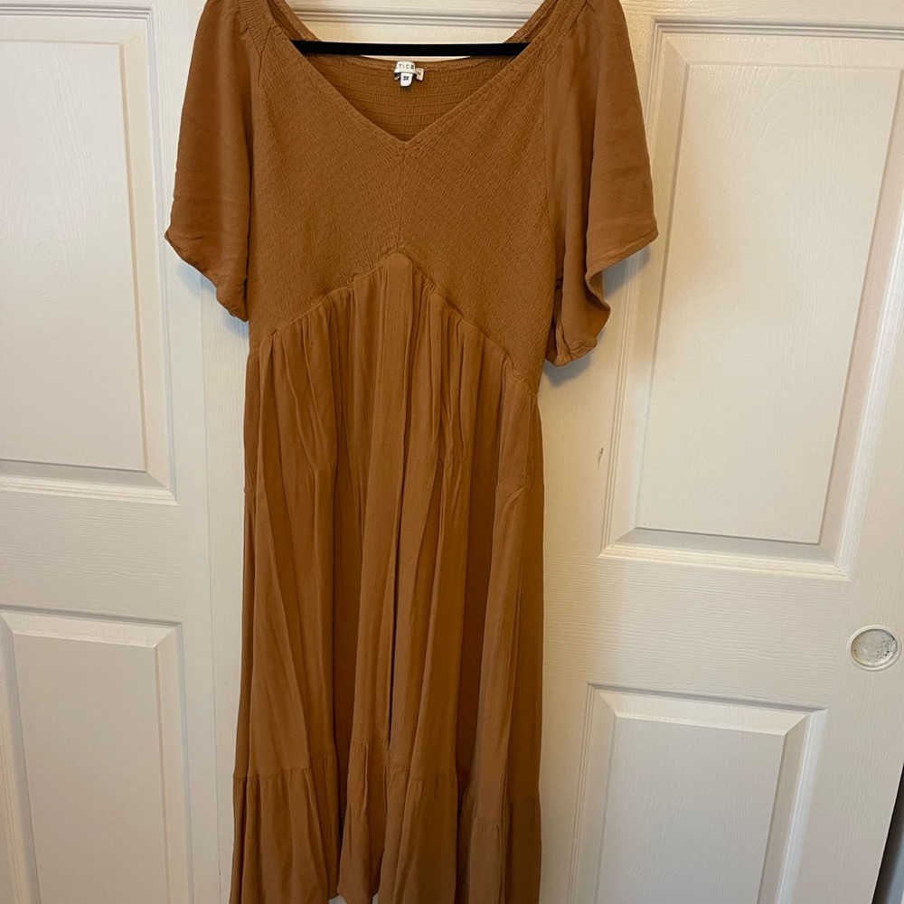 Women's V-Neck Tiered Midi Dress in Camel